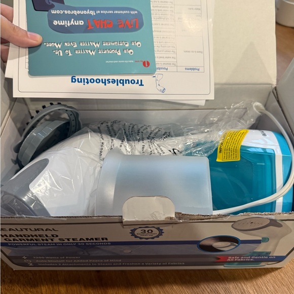 BEAUTURAL Handheld Garment Steamer - White and Blue - Picture 3 of 4
